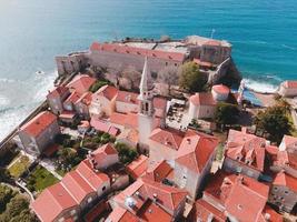 vistas de drones del casco antiguo de budva en montenegro foto