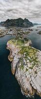 vistas de henningsvaer en las islas lofoten en noruega foto