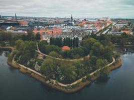 stadsgraven y christianshavn en copenhague, dinamarca por drone foto