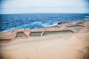 vistas de drones de salinas en gozo, malta foto