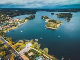 castillo de la isla trakai por drone en lituania foto