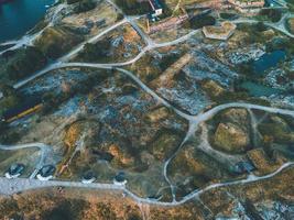 vistas de drones desde alrededor de suomenlinna en helsinki, finlandia foto