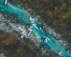 vistas de drones del río soca en eslovenia foto