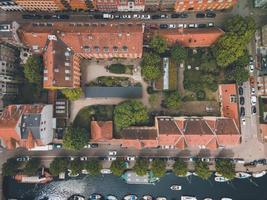 canal christianshavn en copenhague, dinamarca por drone foto