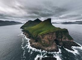 faro de kallur en trollanes en kalsoy, islas feroe foto