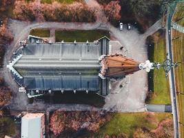 la iglesia de todos los santos vista en lund, suecia foto