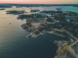 vistas de drones desde alrededor de suomenlinna en helsinki, finlandia foto