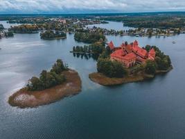 castillo de la isla trakai por drone en lituania foto