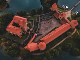 castillo de la isla trakai por drone en lituania foto