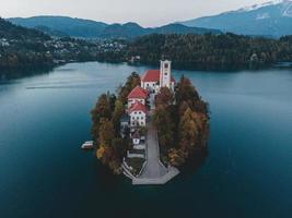 vistas de drones de la iglesia de peregrinación de la asunción de maría en bled, eslovenia foto