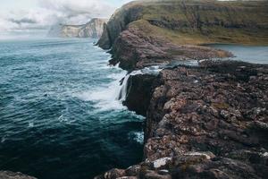 la cascada de bosdalafossur en vagar, islas feroe foto