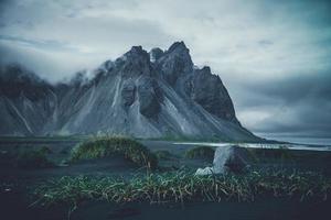 montaña vestrahorn en la costa sur de islandia foto