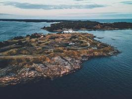 vistas de drones desde alrededor de suomenlinna en helsinki, finlandia foto