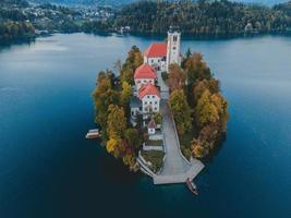 vistas de drones de la iglesia de peregrinación de la asunción de maría en bled, eslovenia foto