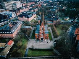 la iglesia de todos los santos vista en lund, suecia foto