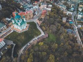 S t. iglesia de andrew vista en kiev, ucrania foto