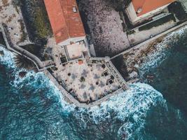 vistas de drones del casco antiguo de budva en montenegro foto