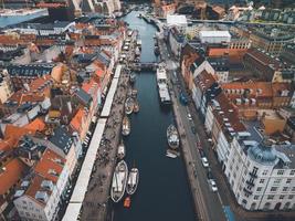 puerto de nyhavn en copenhague, dinamarca por drone foto