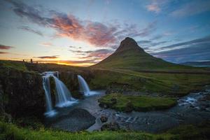 kirkjufell y kirkjufellsfoss en la península de snaefellsness en islandia foto