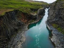 cañón studlagil en el este de islandia foto