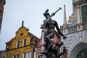 fuente de neptuno en el casco antiguo de gdansk foto