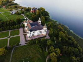 castillo de skokloster al atardecer por drone en suecia foto