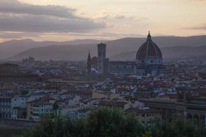 vistas del duomo en florencia, italia foto