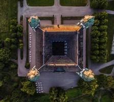 castillo de skokloster al atardecer por drone en suecia foto