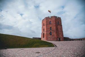 la torre del castillo de gediminas en vilnius, lituania foto