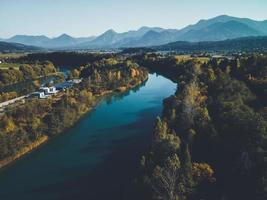 vistas aéreas con drones de la campiña eslovena foto