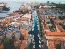 canal christianshavn en copenhague, dinamarca por drone foto