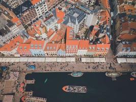 puerto de nyhavn en copenhague, dinamarca por drone foto