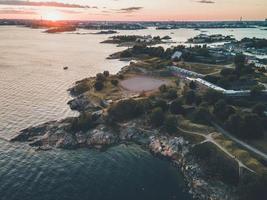 vistas de drones desde alrededor de suomenlinna en helsinki, finlandia foto