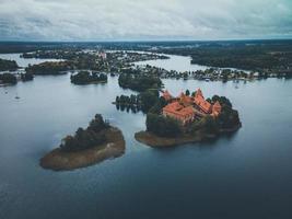 castillo de la isla trakai por drone en lituania foto