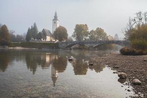 vistas del lago bohinj en el parque nacional triglav en eslovenia foto