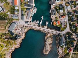 vistas de henningsvaer en las islas lofoten en noruega foto