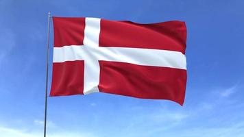 agitant le drapeau du danemark sur fond de ciel bleu