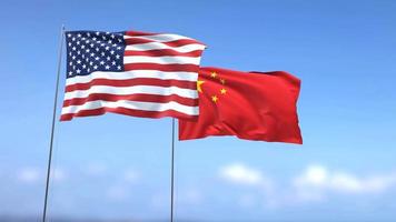 agitando bandeiras dos eua e china no fundo do céu azul video