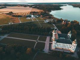 castillo de skokloster al atardecer por drone en suecia foto