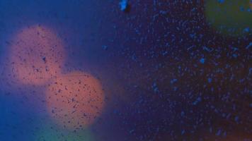 reflexo na superfície suja de um brilho multicolorido video