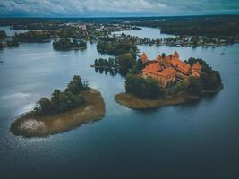 castillo de la isla trakai por drone en lituania foto