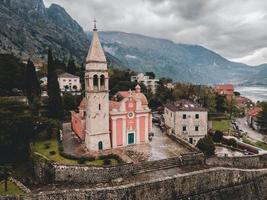 vistas de drones de st. iglesia de matías en kotor, montenegro foto