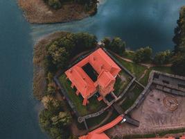 castillo de la isla trakai por drone en lituania foto