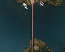 puente al castillo de la isla de trakai en trakai, lituania por drone foto