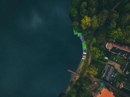 vistas aéreas de trakai, lituania por drone foto