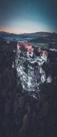 vistas de drones del castillo de bled en eslovenia foto