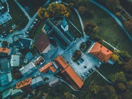 vistas de drones de la iglesia de st. martin en bled, eslovenia foto