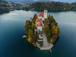 vistas de drones de la iglesia de peregrinación de la asunción de maría en bled, eslovenia foto