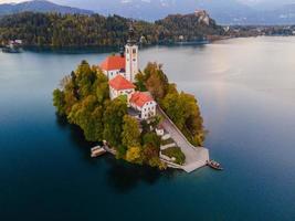 vistas de drones de la iglesia de peregrinación de la asunción de maría en bled, eslovenia foto