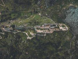 vistas de drones del castillo de san giovanni en kotor, montenegro foto